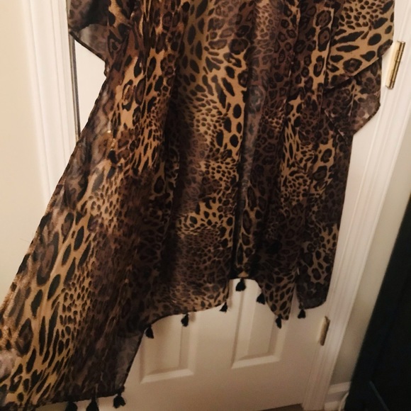 NWOT Leopard print sheer shawl. 💐promo 5 items / $50. Add to ur bundle - Picture 5 of 7